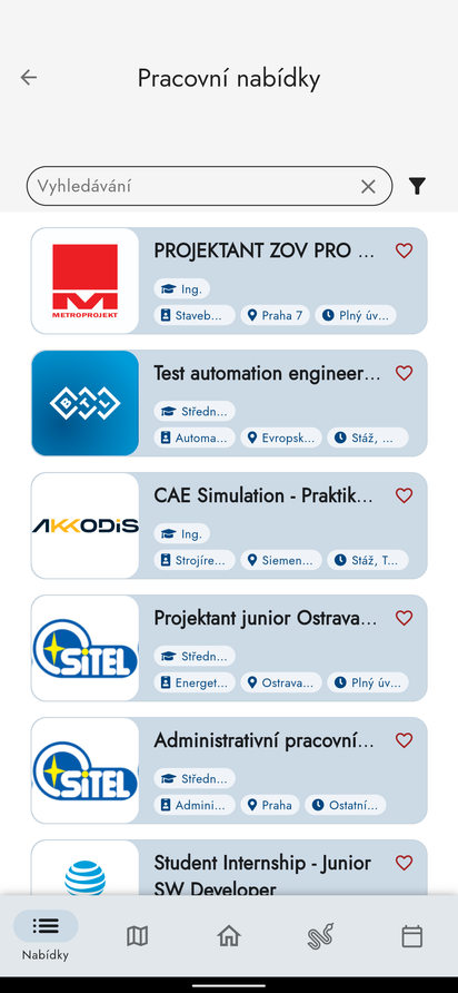 Snímek obrazovky ukazující seznam aktuálních pracovních nabídek. Nahoře je nadpis
„Pracovní nabídky“, pod ním vstupní pole pro vyhledávání a tlačítko s ikonou filtru.
Níže následuje seznam karet s konkrétními pracovními nabídkami – každá obsahuje nadpis
(např. „Vývojář C, C++ a C sharp“ nebo „Junior engineer“), logo firmy a tři až čtyři
tagy se specifiky nabídky. Na spodním kraji obrazovky je navigační panel s ikonkami pro
rychlou navigaci: „domů“, „seznam“, „mapa“ a „kalendář